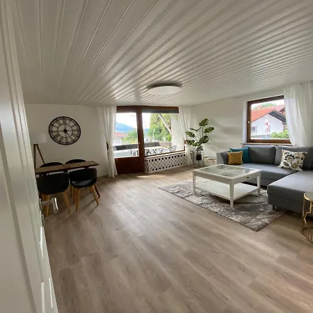 Stilvolle Wohnung Mit Berg- Und Flussblick Lägenhet